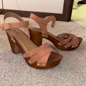 Qupid light weight brown heels